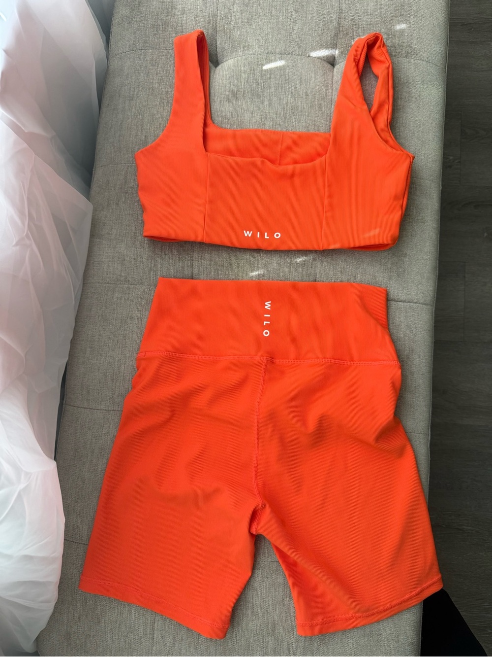 Wilo neon Orange High-Waist biker shorts and sports bra set - size M